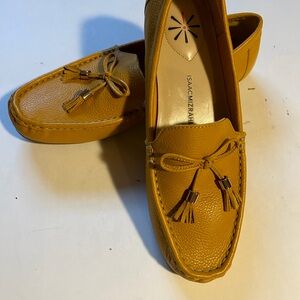 Isaac Mizrahi Live Wonen’s size 8 Yellow Loafers Stylish and comfy loafers